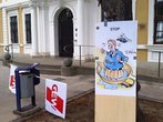 Foto: Fahnen & Karikatur vor dem Landtag