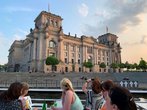 Foto: Schiffsfahrt - Berlin vom Wasser aus, hier der Reichstag