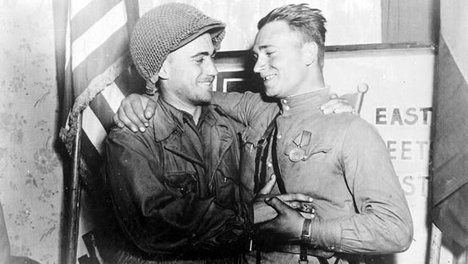 US-Soldat William Robertson und Rotarmist Alexander Sylvashko umarmen sich am 27. April 1945 in Torgau. Foto: William E. Poulson