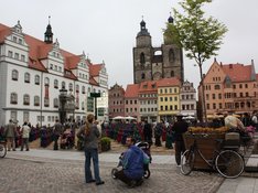 Foto: 800 Lutherfiguren auf dem Marktplatz