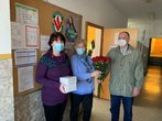 Foto Blumen und Masken an die Volkssolidarität übergeben