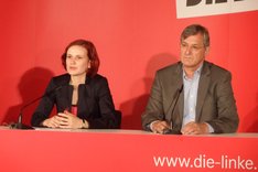 Bild: Katja Kipping und Bernd Riexinger, die Vorsitzenden der Partei DIE LINKE, auf der Pressekonferenz im Berliner Karl-Liebknecht-Haus