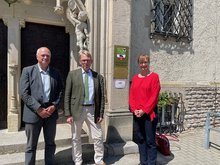 Foto: MdLs Thomas Lippmann und Eva von Angern mit dem Direktor des Amtsgerichts Wittenberg, Johannes Nolte 
