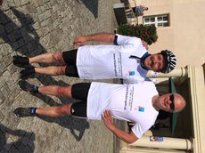 Bild: Thomas Lippmann (MdL) und Uwe Loos vor dem Rathaus in Coswig (Anhalt)