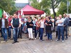 Foto: Mdls und Gewerkschaftler vor dem Landtag
